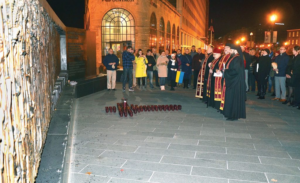 2016112610 Holodomor priests praying - Holodomor