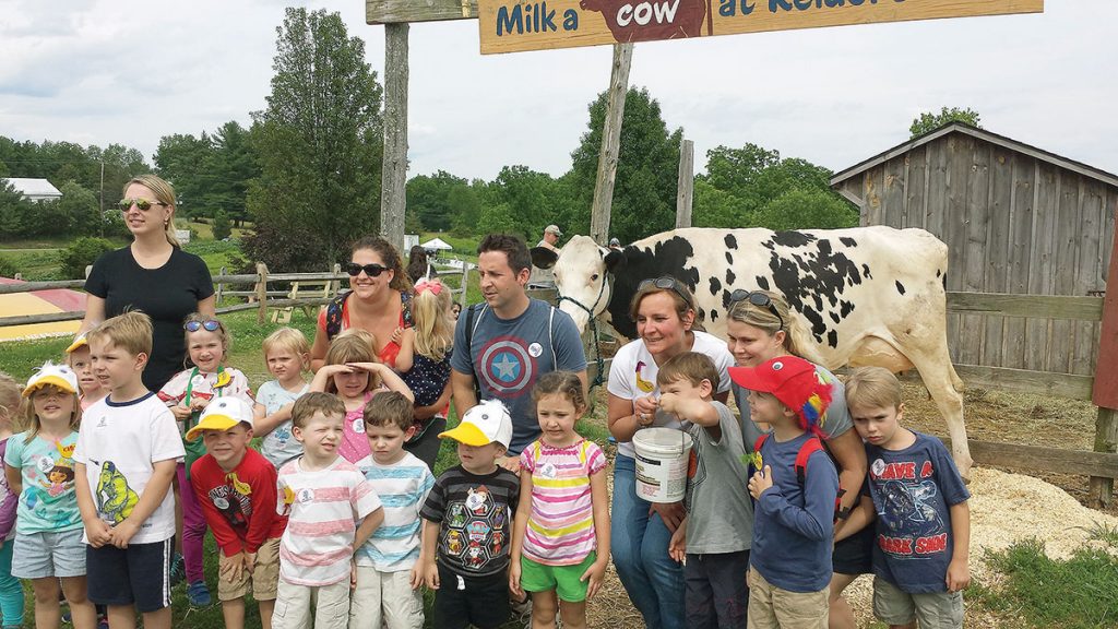4 Group picture after milking the cow - Ukelodeon