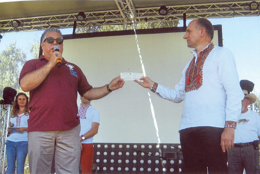 SACRAMENTO, Calif. – A picnic conducted by the Ukraine Relief Organization was held here on Saturday, August 22, with the aim of raising funds for aid to Ukraine. Thousands of people attended, including members of Sacramento’s Knights of Columbus Council 953. Grand Knight Lewis Munoz (left) presented a donation to Vladimir Skots (right), treasurer of the Ukraine Relief Organization. The money was collected at the council’s meeting on August 14. – Alex Kachmar