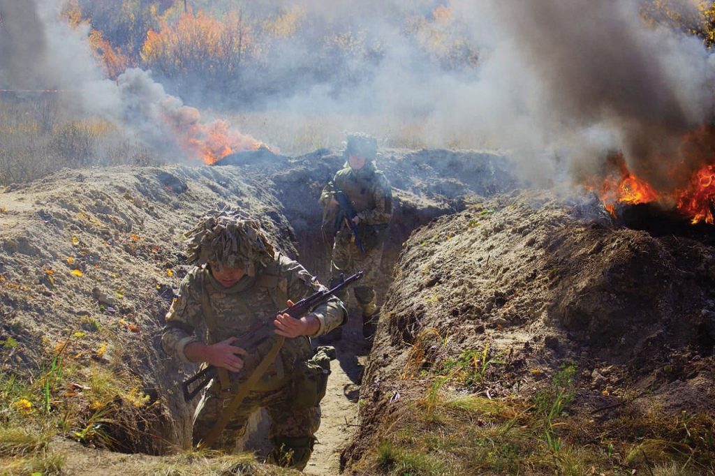 UA soldiers trench - Ukraine