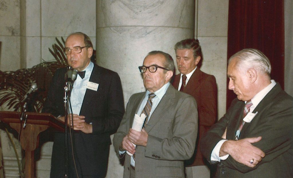 UNA 1975 3 - UNA Forum