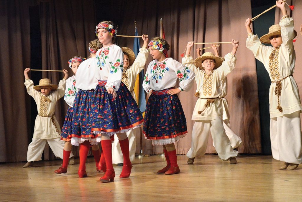 folk dancers - Ukelodeon