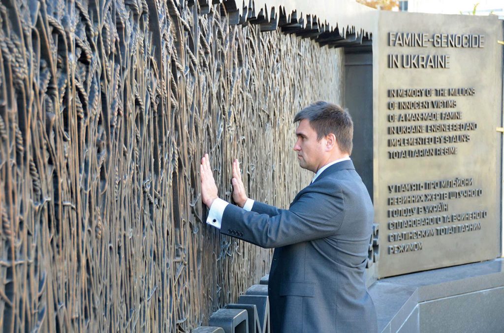 Minister Pavlo Klimkin on October 16 visited the Holodomor Memorial, which was built on federal land in the District of Columbia thanks to the joint efforts of the government of Ukraine and the Ukrainian American community. The dedication ceremony of the Holodomor Memorial, designed by Larysa Kurylas, is scheduled for November 7. – Ministry of Foreign Affairs of Ukraine